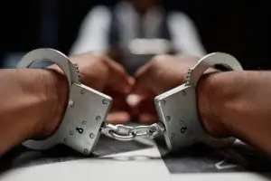 Orden de arresto en EE. UU. contra médico tico detenido en Grecia advertía de posible cadena perpetua