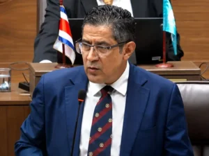 Pueblo Soberano toma distancia de exabruptos y pide respeto en el Plenario Legislativo