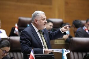 José Miguel Villalobos reafirma su permanencia en la bancada oficialista: «Aquí estoy al servicio del rodriguismo y no me voy de mi fracción»